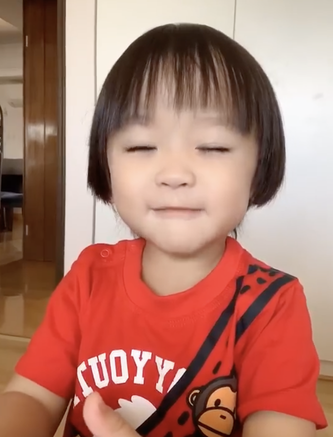 鄭嘉穎曬一歲半兒子，成功從一數到十開心拍手，表情豐富萌態十足