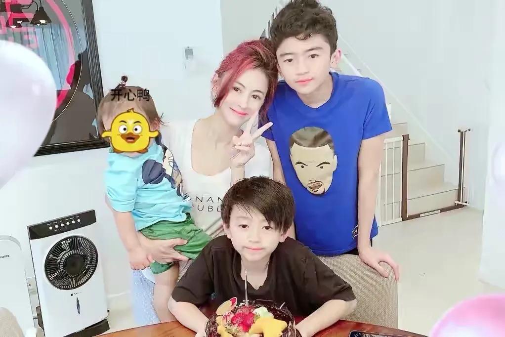 張柏芝拍廣告道具相框搶鏡，Lucas和小Q向媽媽獻吻超有愛