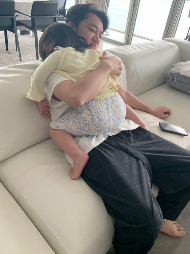 王祖蓝端午晒父女温馨，陪完小女儿抱大女儿，李亚男视角幸福满溢