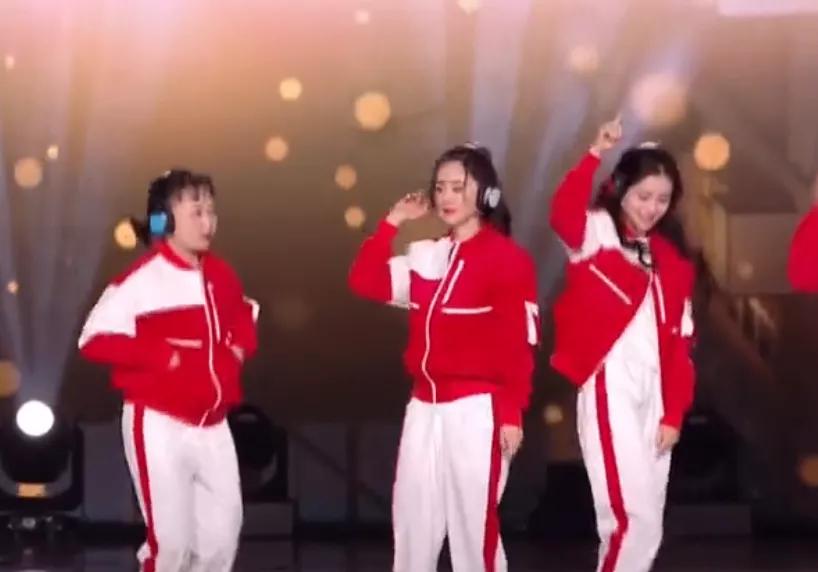 跨年女星集体得罪化妆师，杨幂被嘲像鹦鹉，热