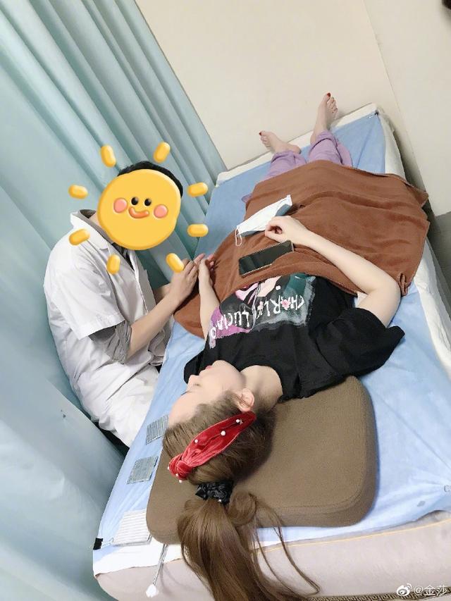 太拼！金莎参加姐姐综艺跳舞手四肢不协去针灸，满手银针让人心疼