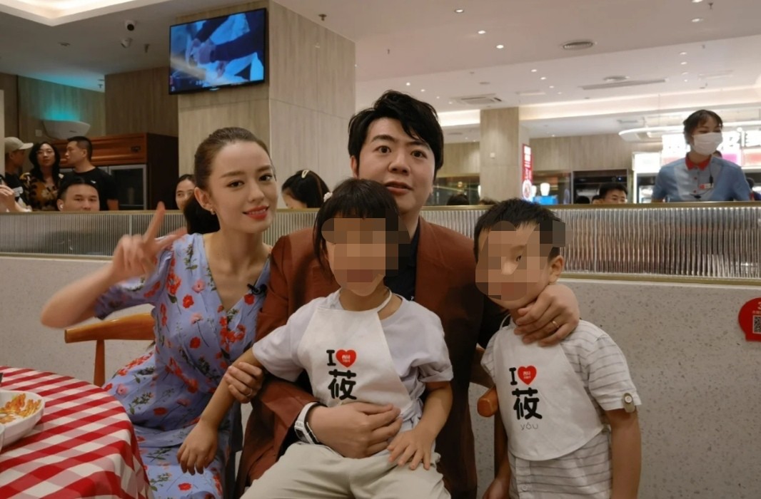 吉娜和郎朗吃饭被偶遇！穿紧身裙大秀白净锁骨，怀抱俩小孩显慈爱