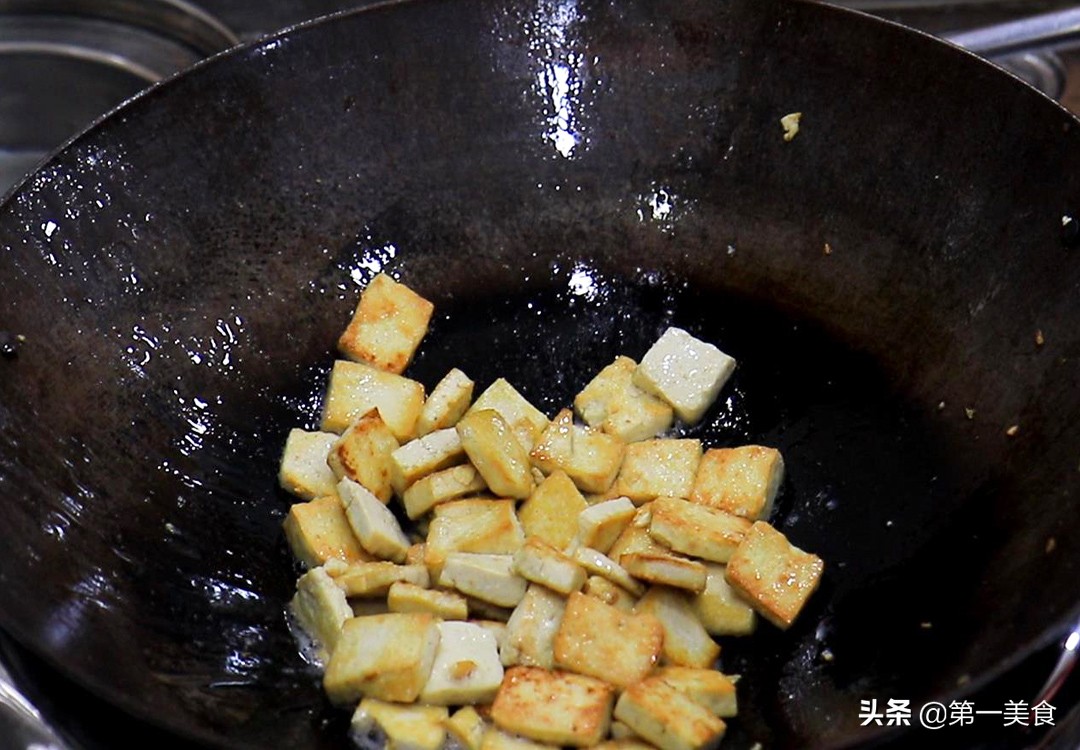一块五花肉，一块豆腐，厨师长分享秘制做法，金黄香酥又不腻