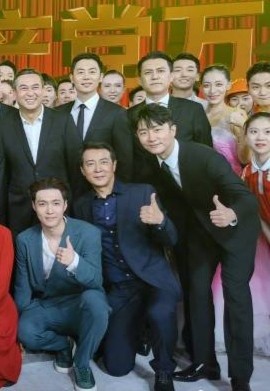 汇演后台太精彩！成龙胡歌罕见露面，高圆圆佟丽娅都穿红裙好优雅