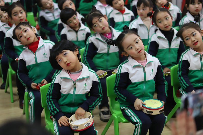 甘肃平凉:幼儿园里快乐迎新年