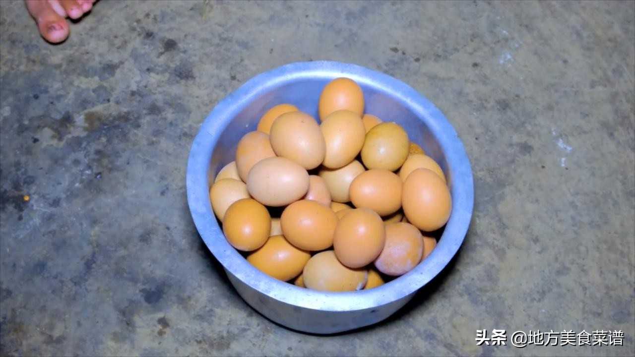 尼泊尔农村，村长家请人干活，中午没啥菜，儿媳妇炒鸡蛋招待大伙