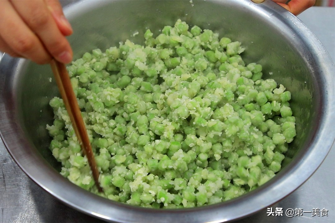 An egg is beaten in the beans. It is not fried or stewed. I didn’t expect it to be so delicious. It tastes better than meat.