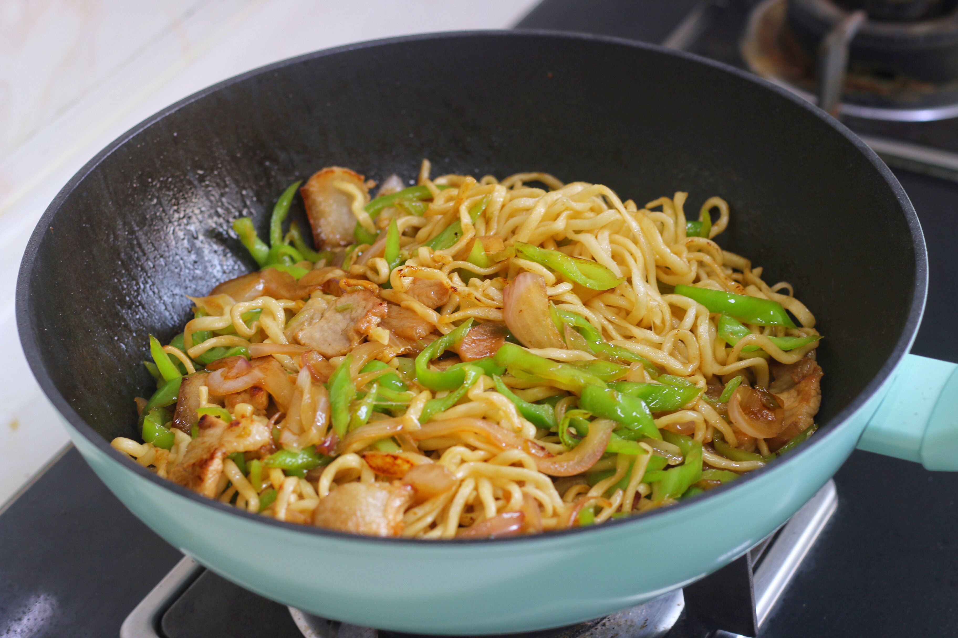 炒麵時，麵條先蒸再炒，根根分明，好吃入味，味道不比飯店差