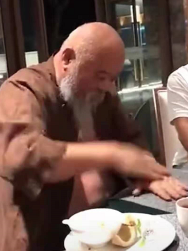 66岁李琦罕曝近况！不顾糖尿病大吃肘子肉，嗜酒如命家中堆满缸