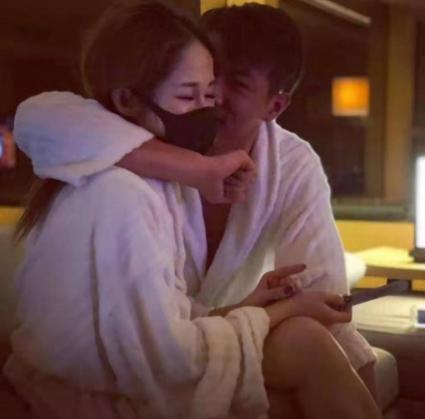 41岁萧亚轩疑添新伤！晒照膝盖大片红肿淤青，刚被狗咬伤还未痊愈