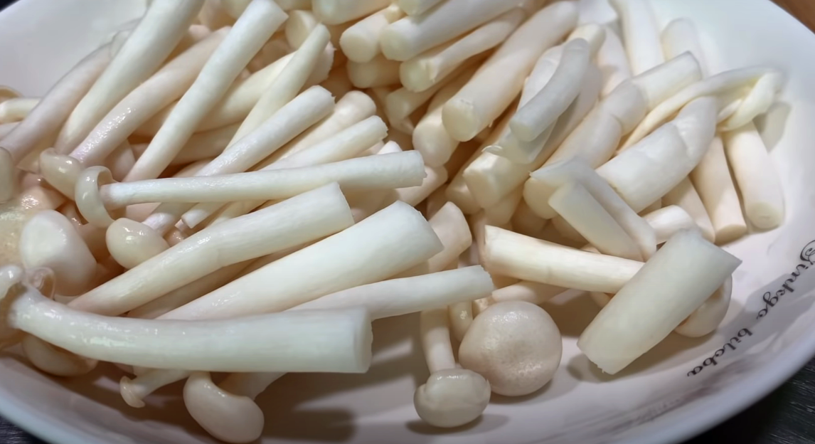 Two tomatoes and a handful of seafood mushrooms are delicious, delicious and nutritious.