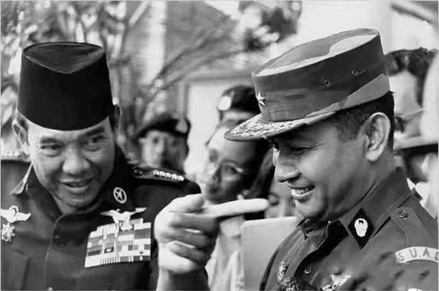 他是印尼排华事件发动者，导致30万华人遇害，侨民头颅被高挂示众