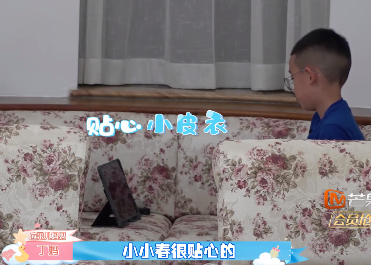 7歲jasper改大名了，陳小春岳母主動抱二寶，讓保姆先吃飯