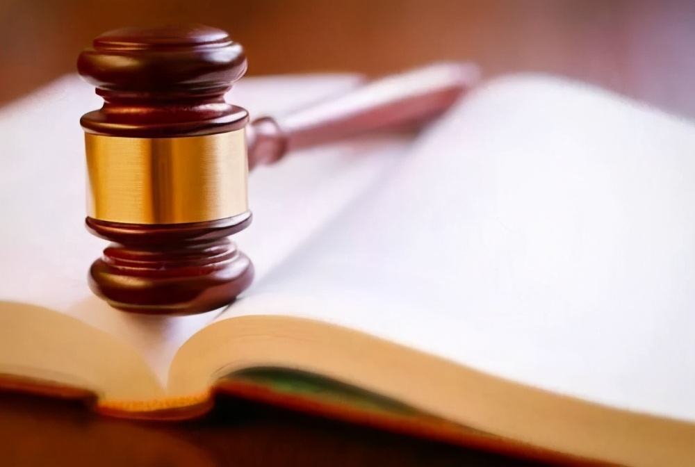 拒不支付劳动报酬，判刑一年并处罚金两万