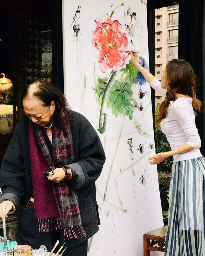 萧蔷现在真是活的洒脱，51岁的年纪，仍然皮肤紧