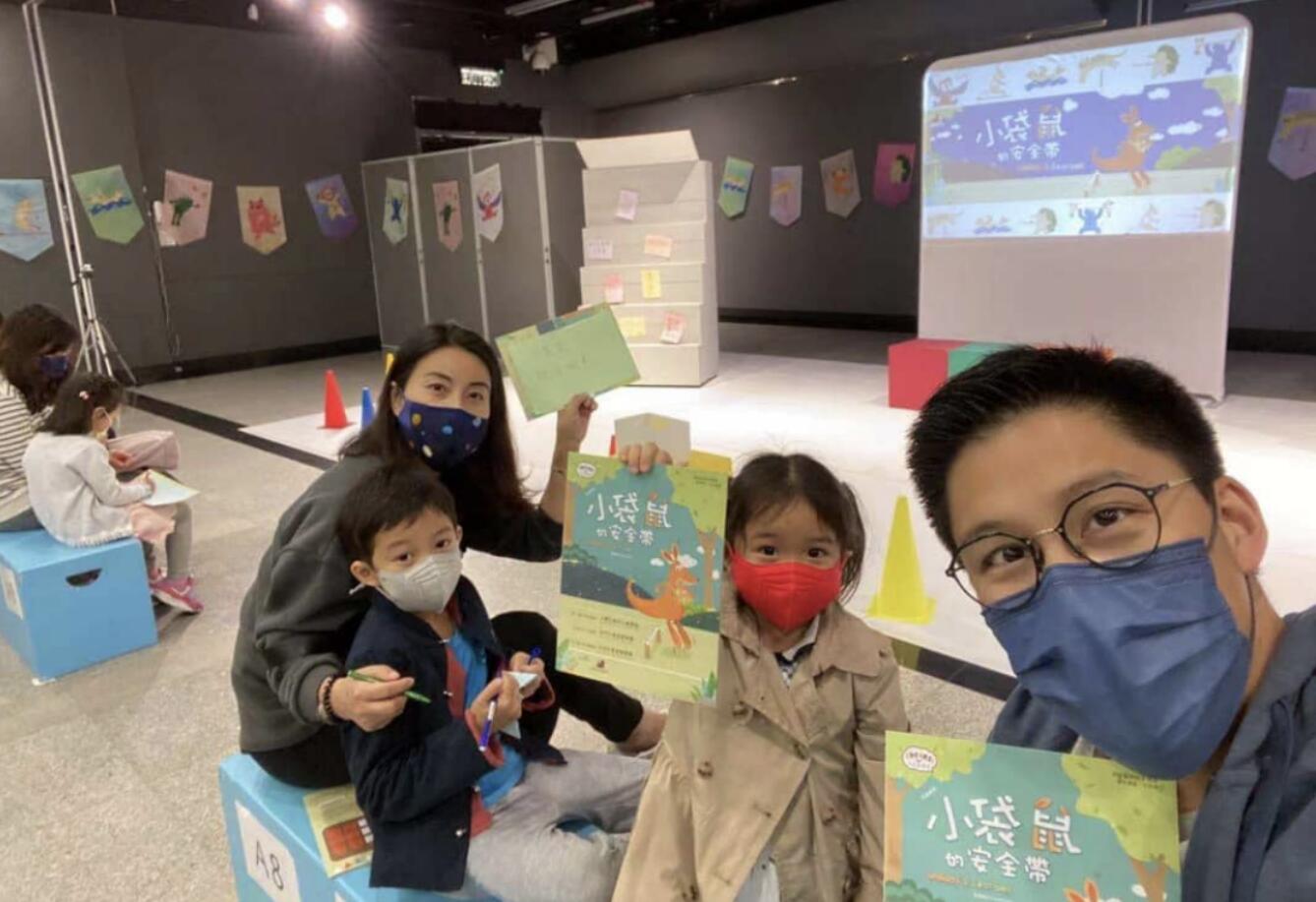 霍啟剛郭晶晶陪孩子過週末，哥哥帥氣，二妹霍中妍扎雙馬尾好可愛