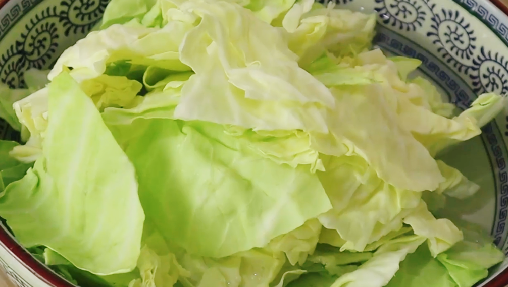 炒包菜，直接下锅出水又变色，多加1步，包菜鲜嫩爽脆，比肉还香