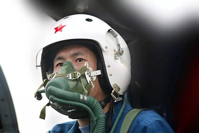 战机试飞万米高空突然没油，坠毁之际，中国试飞员创造奇迹