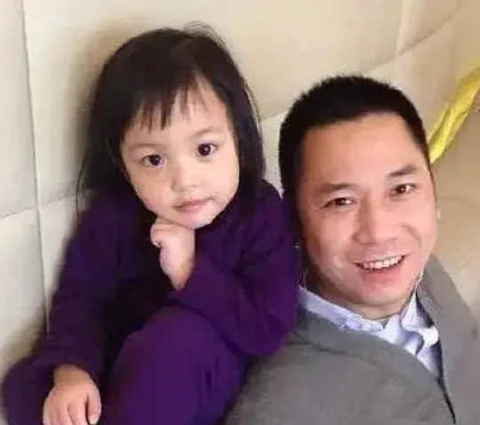 趙薇11歲女兒近照曝光，大眼高鼻樑臉蛋白嫩，長發到腰腿又細又長