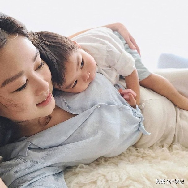 TVB花旦岑麗香宣布誕下二胎兒子夫妻倆同時分享與小兒子的合影