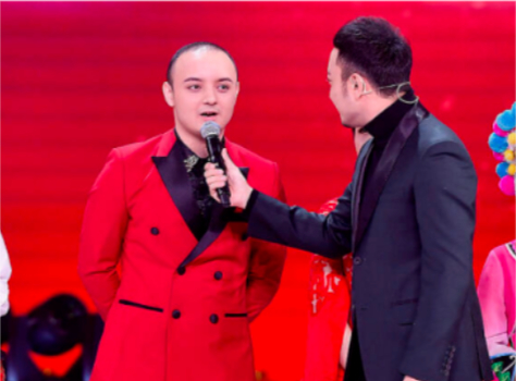 童星阿尔法瘦到脱相，带上假发跟央视主持人合