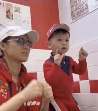 胡杏兒老公曬與兒子碼頭玩耍照，奕霆徒手“摘”夕陽，創意又溫情