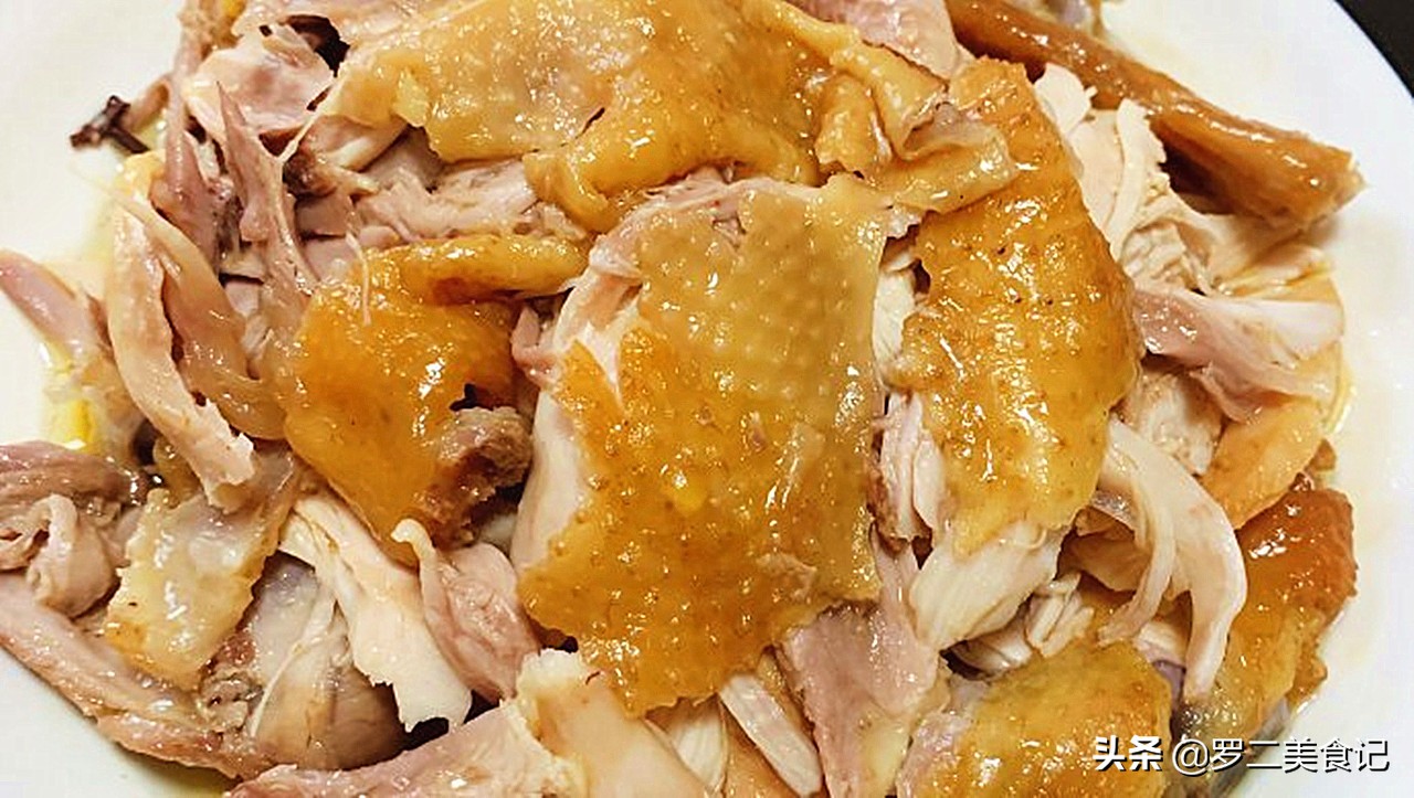广东的盐焗鸡太香了，电饭煲就能做，一个星期做一次，吃着太香了
