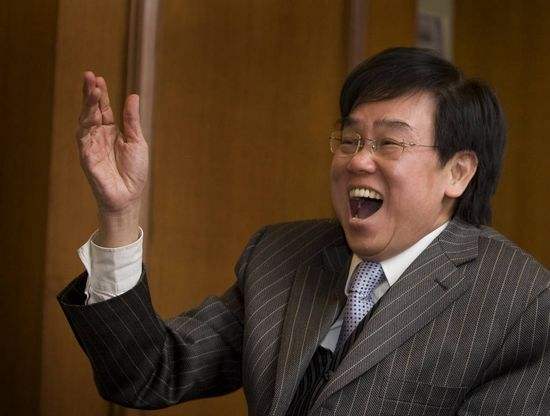 74岁黄百鸣带3位美女开游艇派对，合照秀腹肌，