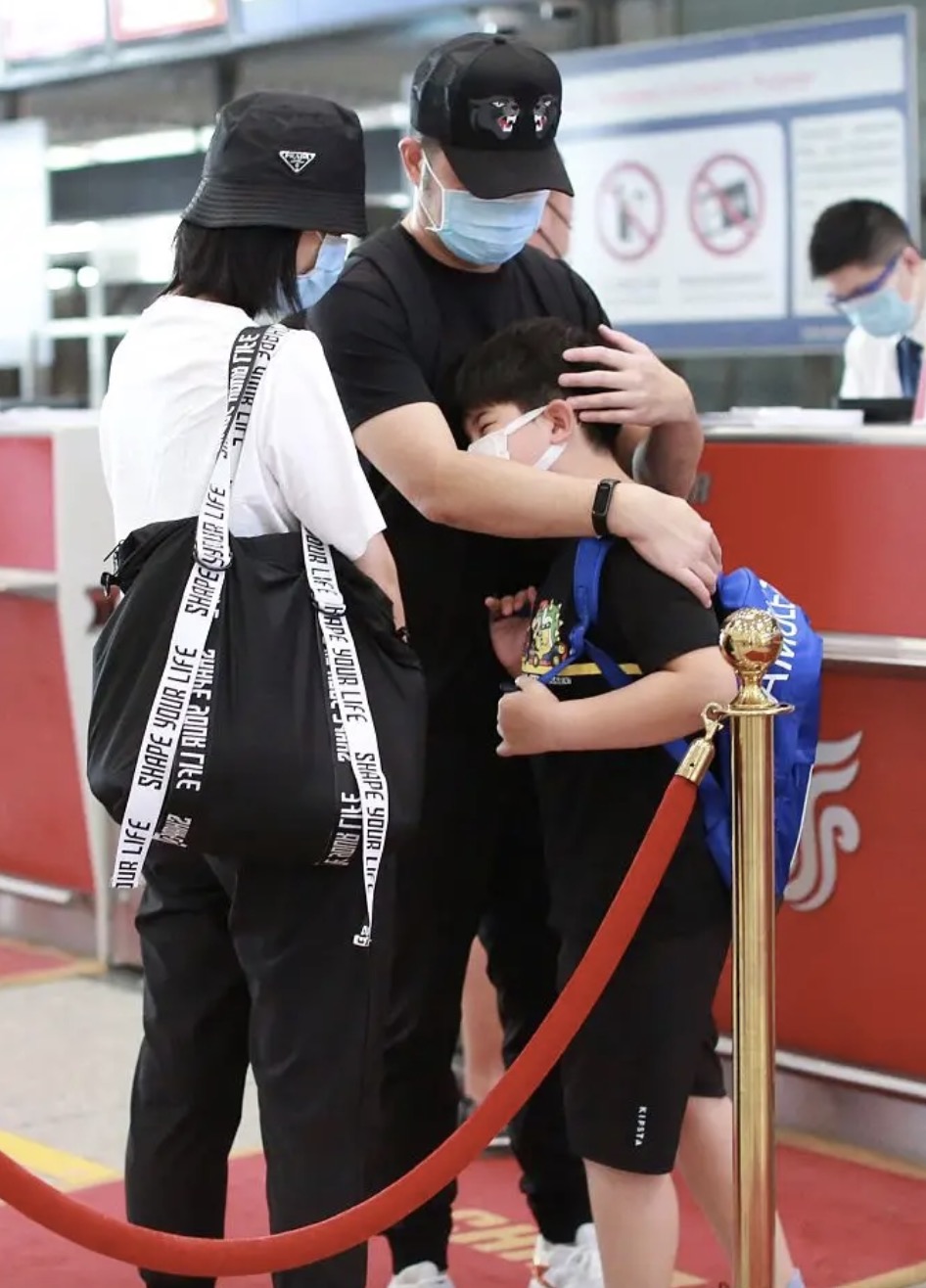 胡可沙溢携儿子现身机场，安吉抱着妈妈撒娇，身高瞩目但依然胖