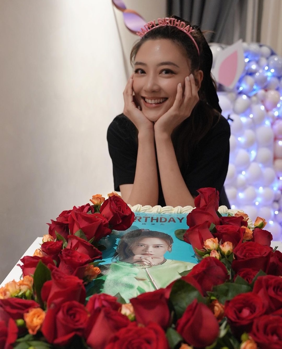 38岁应采儿晒庆生照，双手托腮如少女，被两个儿子同时亲吻超有爱