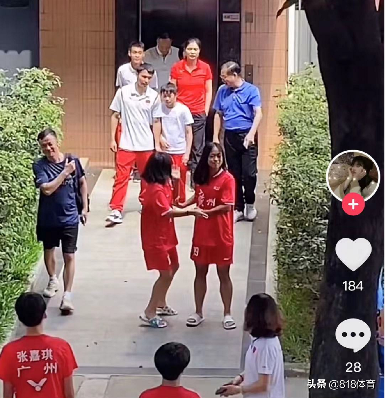 万人迷!全红婵回母校被男女足队员追星,询问何教练给大家一一签名