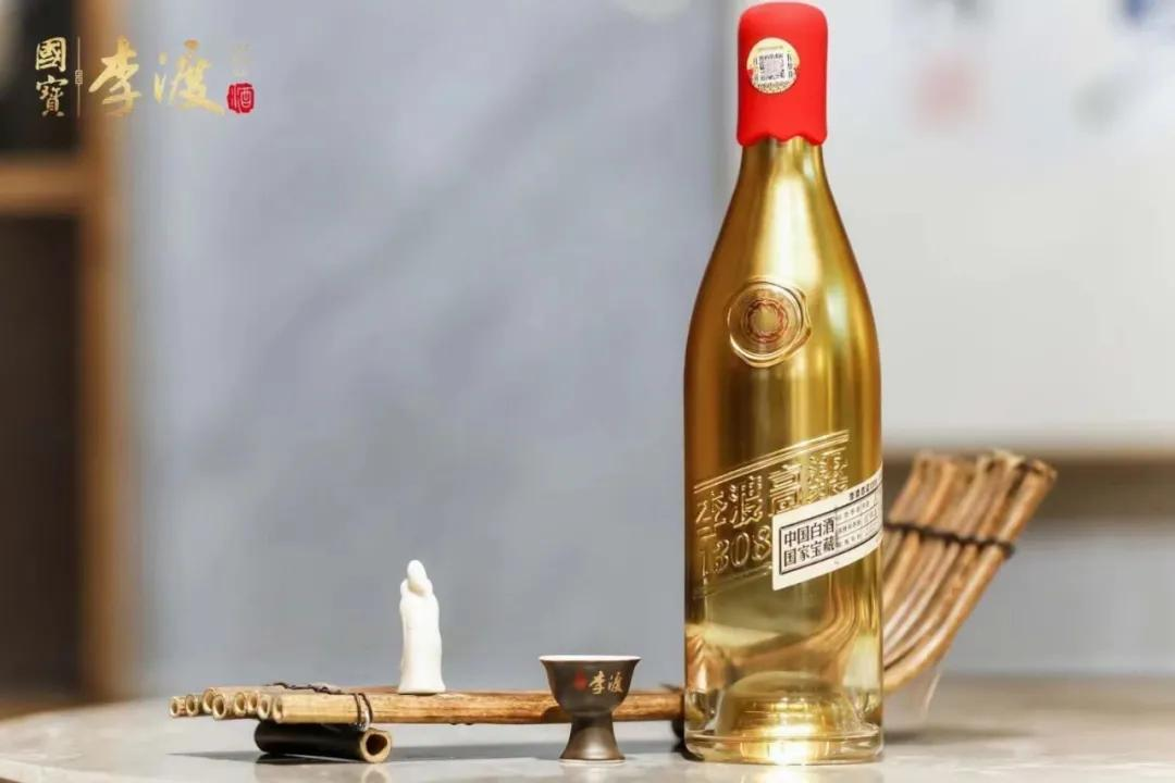 白酒与体育撞个满杯，这个女神节有点“羽”众不同