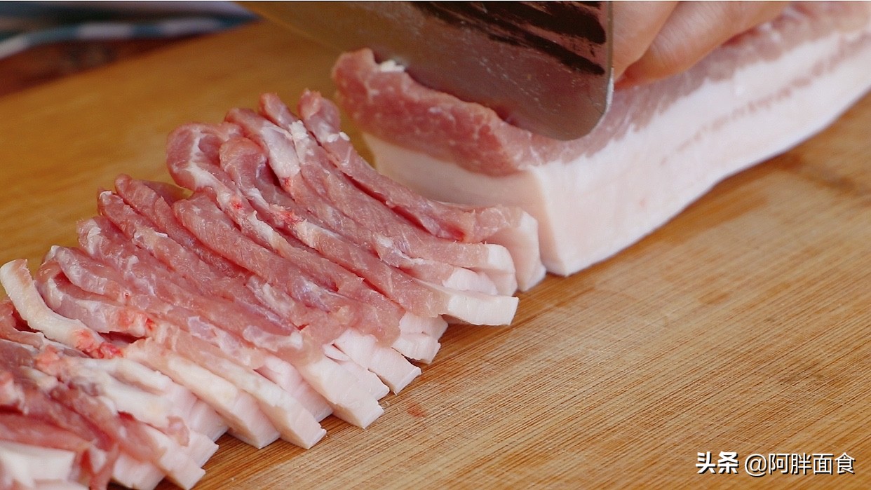 把五花肉放鍋中蒸一蒸，教會你，一層比一層好吃，年夜飯待客有面