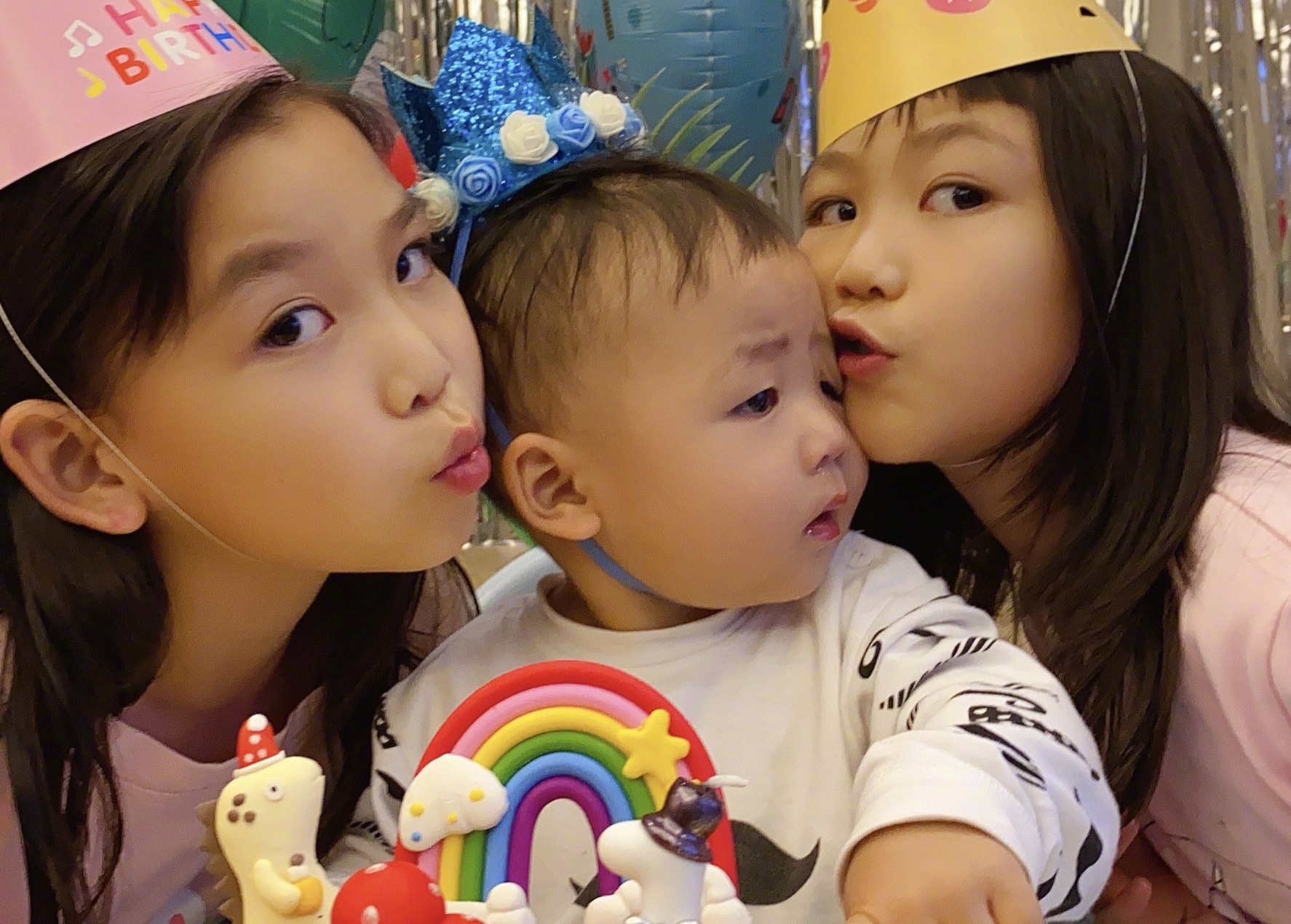 蔡少芬曬與兒子同框，母子倆戴口罩出行，魚蛋圓頭圓腦萌態十足