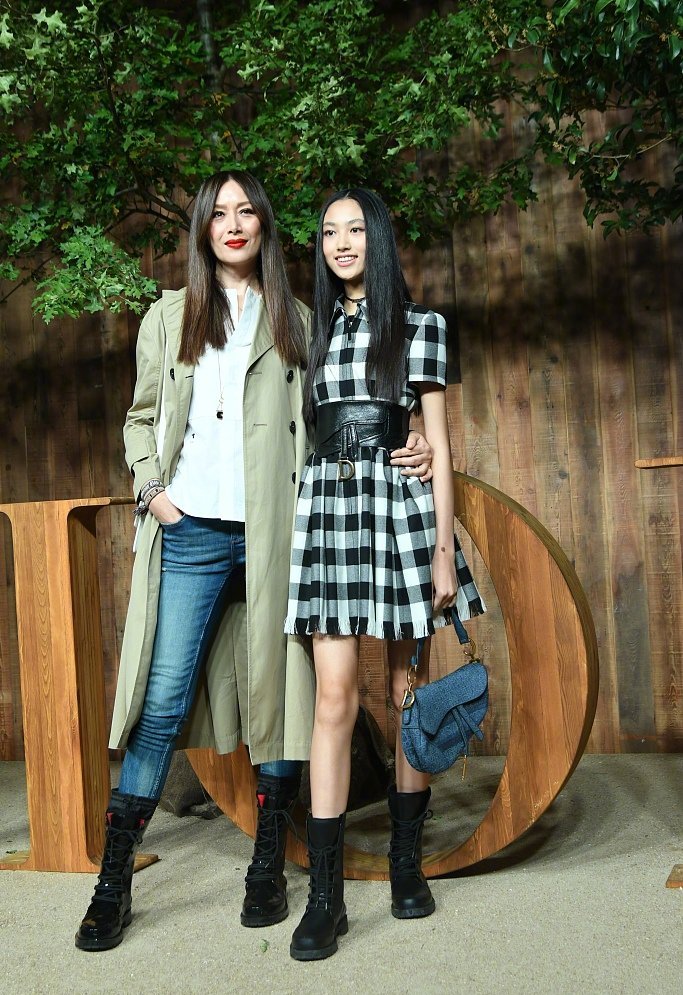任达华女儿15岁已超180cm，穿格纹裙勒腰封，腰只有妈妈一半粗