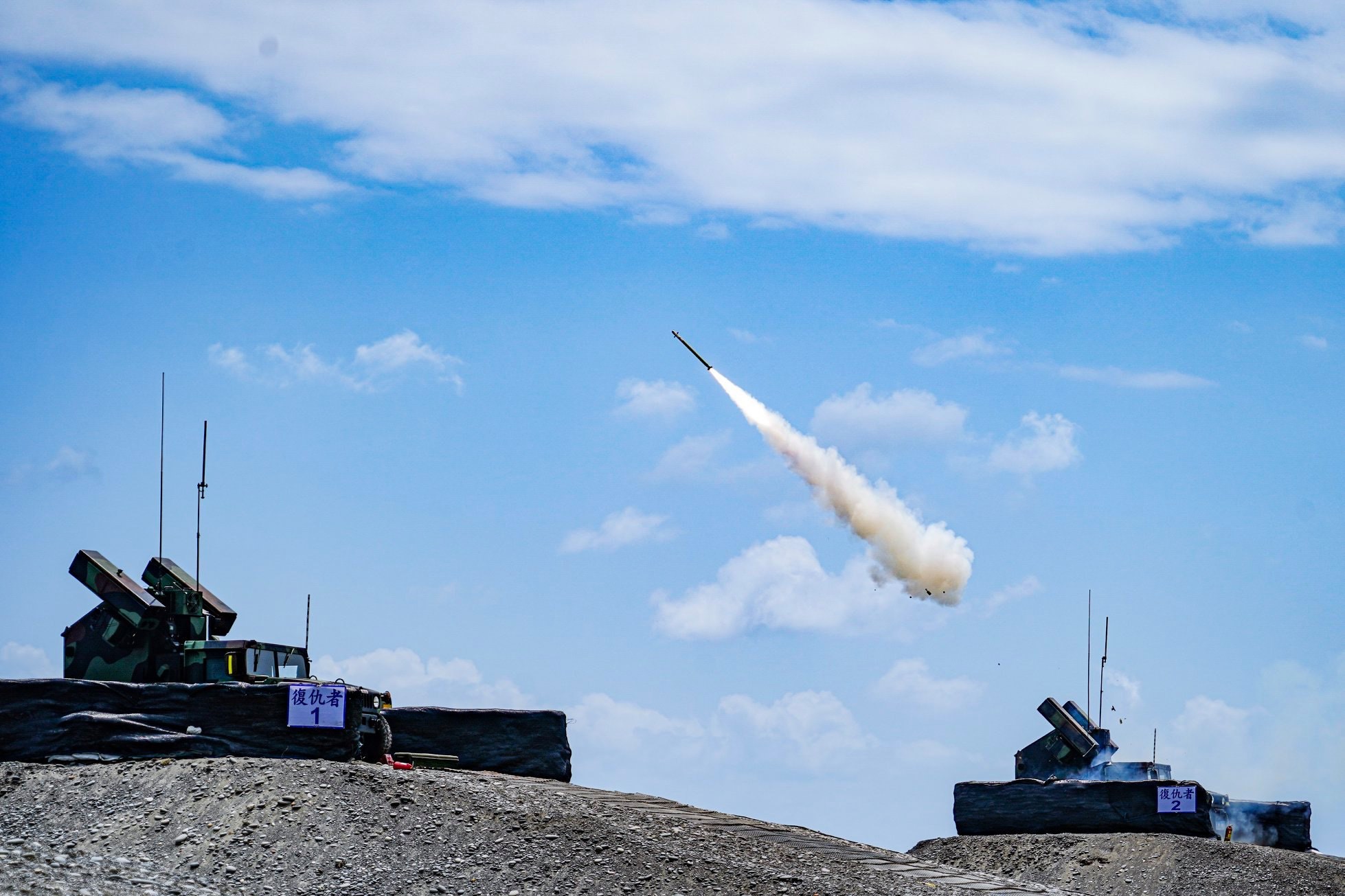 12枚东风导弹连续竖起后，台岛再买300枚美制爱国