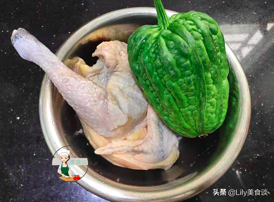 夏天這肉多給孩子吃，切塊和苦瓜一起燜，好鮮美啊，營養還不上火