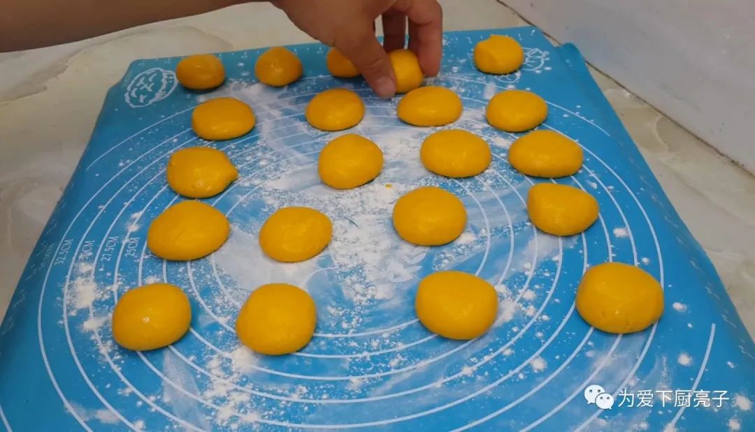 自制南瓜丸子的做法，锅里一炸，出锅不发硬不吸油，全家都抢着吃