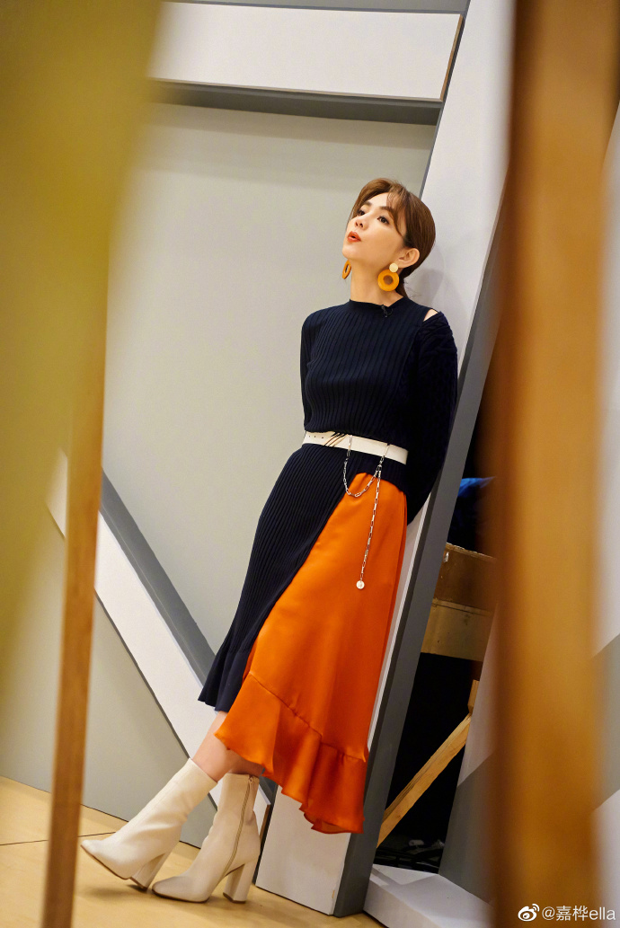 Ella搞怪給媽媽剪頭髮，表情認真專業，這身材美貌真吸睛了