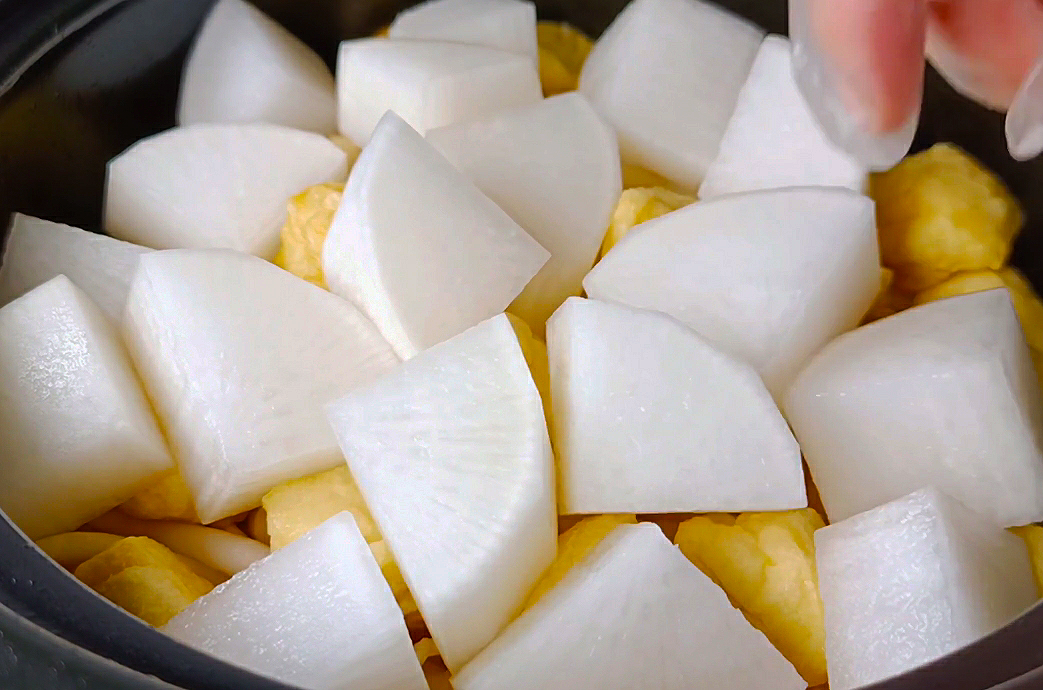 When the weather turns cold, eat more fish, not deep-fried or boiled, the method is simple and warms the stomach, the family is rushing to eat