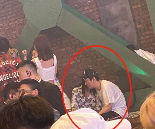 王思聪一改往日做派，不带美女带保镖，一人开