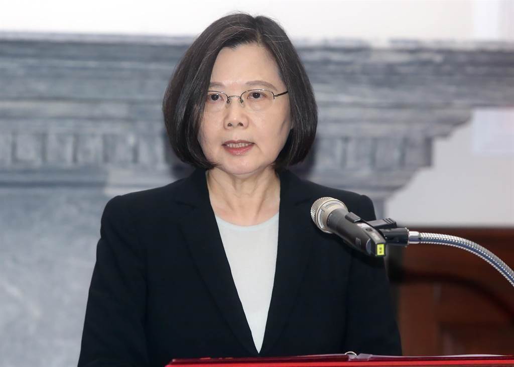 蔡英文滿意度民調死亡交叉：吳子嘉：蔡辦沒錢沒人，成空頭總司令
