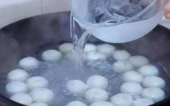 To cook frozen glutinous rice balls, it is a big mistake to boil the ...