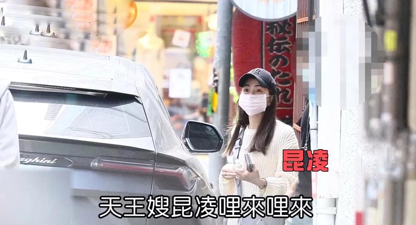 周杰倫一家四口出門吃甜品，一雙兒女正臉曝光，姐弟模樣很可愛