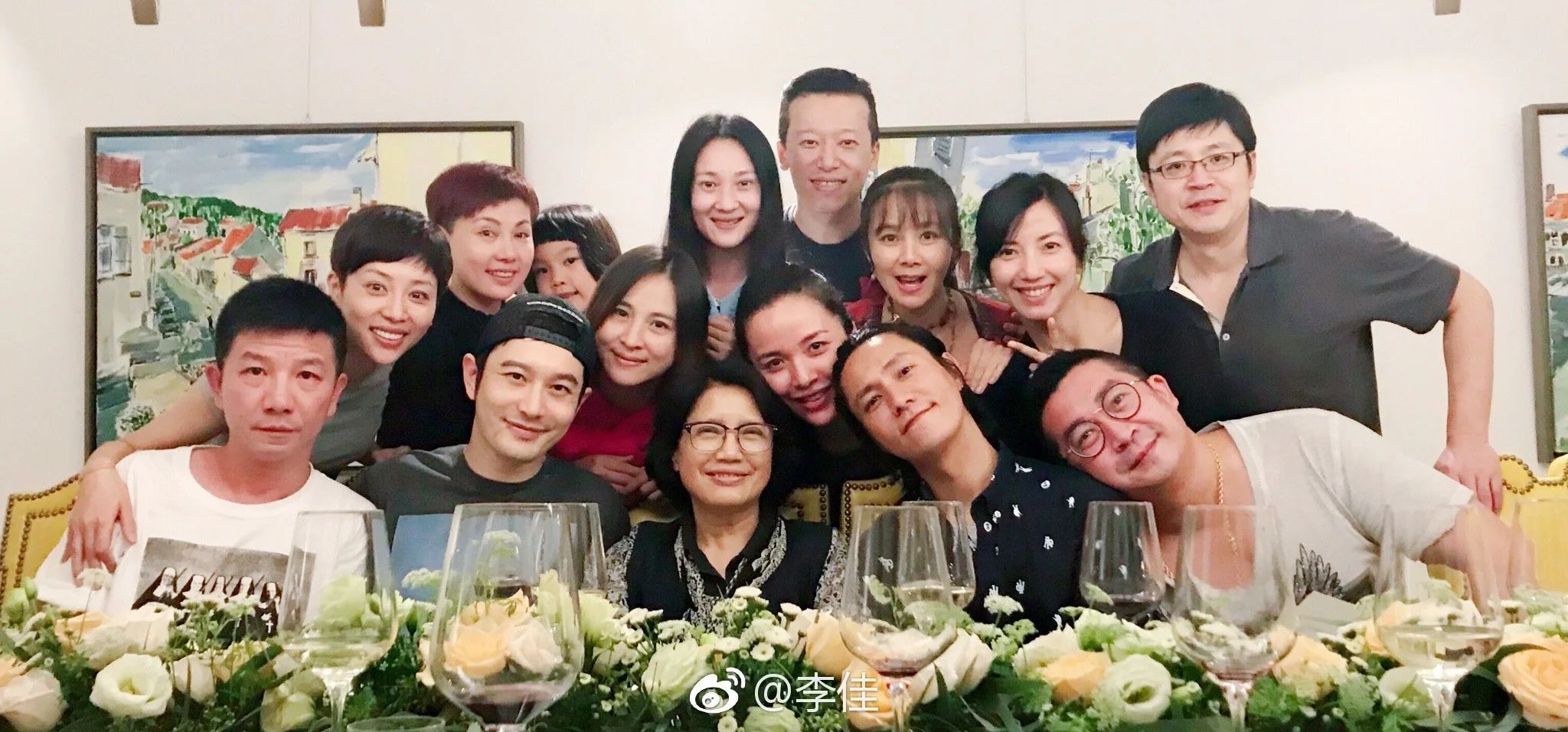 她是赵薇同学，因拍吻戏遭富豪老公抛弃离婚，二婚嫁靳东宠成公主