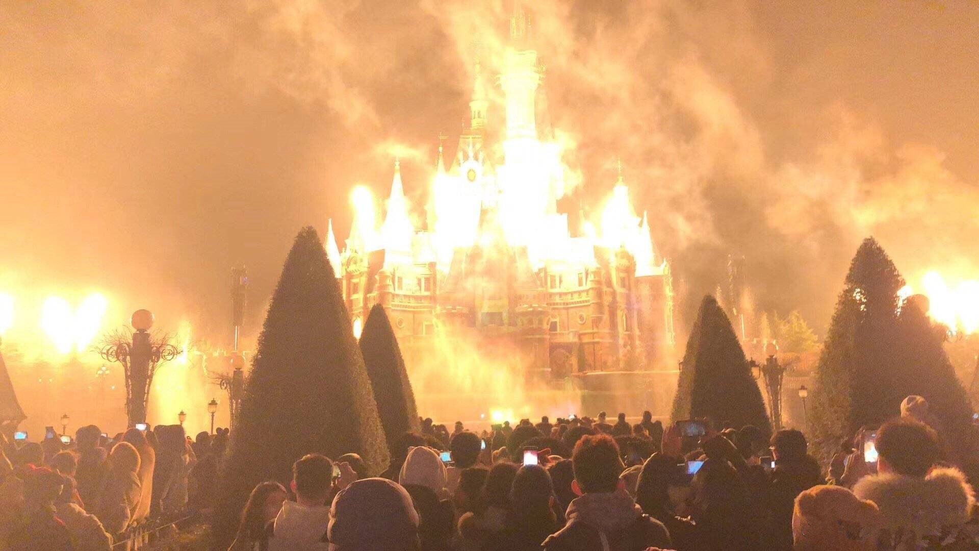 网友把迪士尼烟花拍成火烧城堡，求求你不要再秀了！
