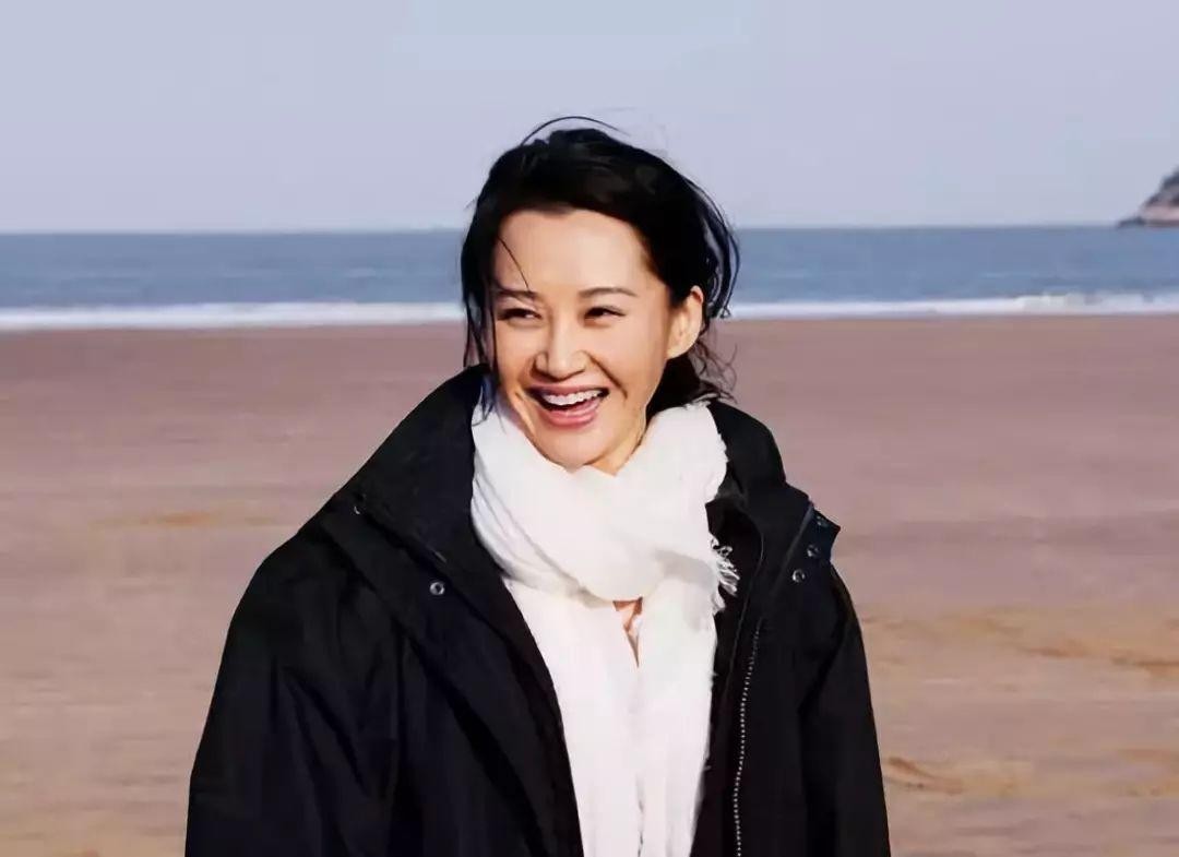 51岁的许晴，像是活在自己世界里的公主，不管别人如何谩骂恶评
