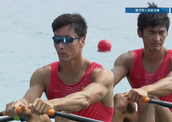中国第10金！赛艇队时隔13年夺冠，狂欢庆祝，奥运金牌榜重返第一