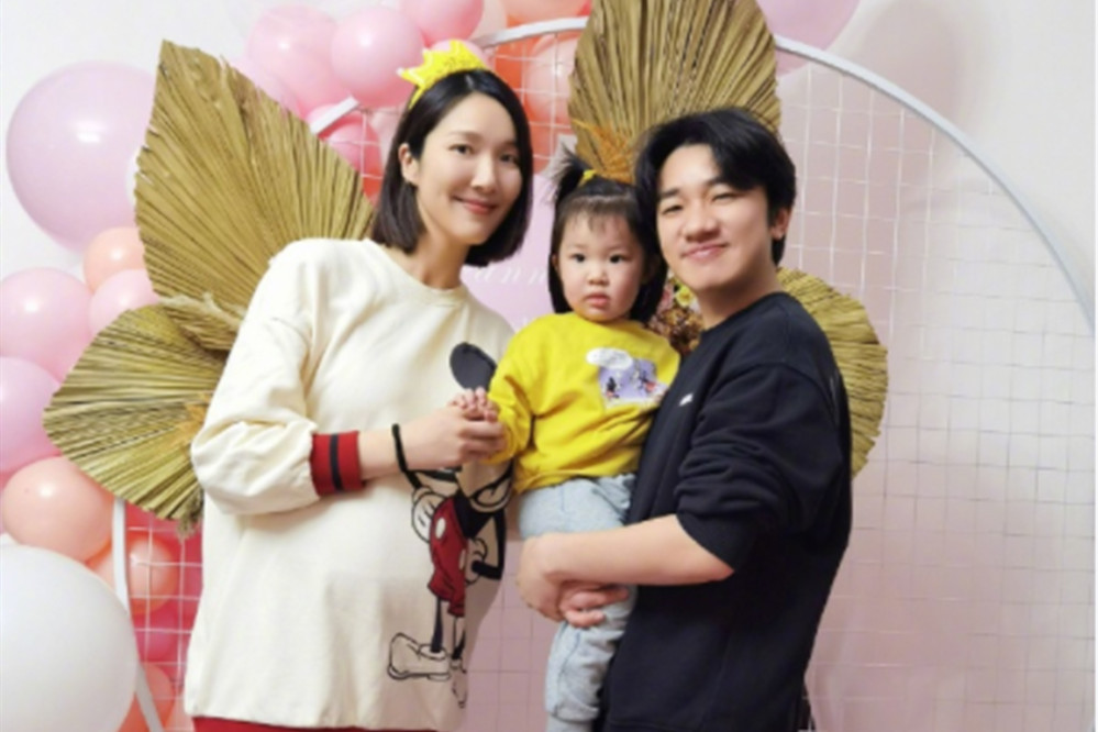 李亞男分享二女兒滿月照，小寶貝神似爸爸王祖藍，簡直是完美復刻