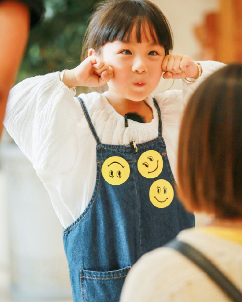 小山竹长大了，小时候的娃娃脸变成瓜子脸，美得让人认不出来了